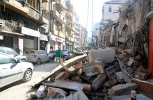 Εκρήξεις στη Βηρυτό: Άνδρας προσπαθεί να σώσει το παιδί του 