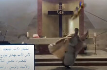 Ιερέας σε εκκλησία στη Βηρυτό διακόπτει τη λειτουργία και τρέχει να σωθεί μετά την ισχυρή έκρηξη