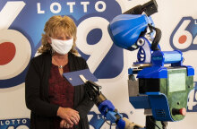 Ρομπότ στον Καναδά παραδίδει επιταγή σε υπερτυχερή παιχνιδιού λόγω κορωνοϊού