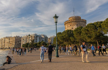ΚΟΣΜΟΣ ΚΑΝΕΙ ΒΟΛΤΑ ΣΤΗΝ ΠΑΡΑΛΙΑ ΤΗΣ ΘΕΣΣΑΛΟΝΙΚΗΣ