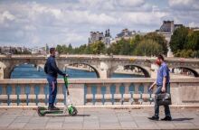 Άνθρωποι με μάσκα στο Παρίσι 