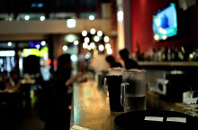 Έκτακτα περιοριστικά μέτρα για τον κορωνοϊό: Τι αλλάζει με το ωράριο λειτουργίας σε μπαρ, εστιατόρια και νυχτερινά κέντρα - Σε ποιες περιοχές