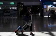 Άνθρωπος με μάσκα στο αεροδρόμιο