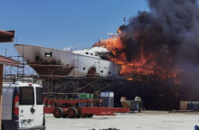 Στις φλόγες θαλαμηγός στη Σύρο