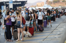 ΠΕΙΡΑΙΑΣ ΑΝΑΧΩΡΟΥΝ ΟΙ ΑΔΕΙΟΥΧΟΙ ΤΟΥ ΔΕΚΑΠΕΝΤΑΥΓΟΥΣΤΟΥ