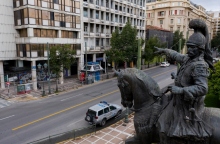 Το άγαλμα του Θεόδωρου Κολοκοτρώνη έξω από την Παλιά Βουλή στη Σταδίου