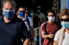 Άνθρωποι με μάσκα στην Αττική