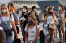 Άνθρωποι με μάσκα στο λιμάνι του Πειραιά 