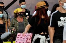 Άνθρωποι με μάσκα στην Αττική