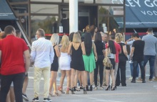 Ουρά έξω από το μαγαζί που τραγουδάει ο Νίκος Βέρτης στη Θεσσαλονίκη