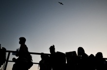 ΠΕΙΡΑΙΑΣ ΛΙΜΑΝΙ ΕΞΟΔΟΣ ΑΥΓΟΥΣΤΟΣ ΑΔΕΙΟΥΧΟΙ ΑΔΕΙΑ ΤΟΥΡΙΣΤΑΣ ΤΟΥΡΙΣΤΕΣ ΚΑΡΑΒΙ ΟΧΗΜΑΤΑΓΩΓΟ ΦΕΡΙ ΜΠΟΤ ΜΑΣΚΑ ΜΕΤΡΑ ΑΣΦΑΛΕΙΑ