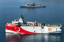 Oruc Reis: Πλέει προς την ελληνική υφαλοκρηπίδα