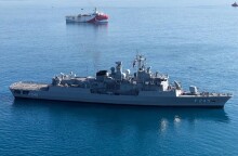 Το Oruc Reis συνοδευόμενο από τουρκική φρεγάτα