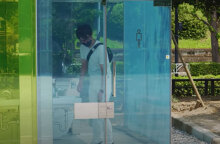 Διαφανείς δημόσιες τουαλέτες σε πάρκα στο Τόκιο - Το «έξυπνο» γυαλί που σβήνει μονομιάς την αρχική αμηχανία μετά την είσοδο