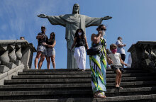 Κορωνοϊός στη Βραζιλία: Τουρίστες στο Άγαλμα του Χριστού του Λυτρωτή στο Ρίο ντε Τζανέιρο