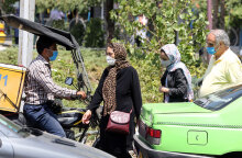 Κορωνοϊός στο Ιράν: Με προστατευτική μάσκα κυκλοφορούν οι πολίτες στην Τεχεράνη