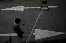 Νεαρός διασχίζει το Πασαλιμάνι του Πειραιά 