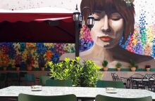 Γλυκά και cocktails στην ταράτσα της Zoubourlou