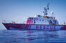 Με χρήματα από τον Banksy, το σκάφος Louise Michel πραγματοποιεί αποστολές διάσωσης προσφύγων στη Μεσόγειο