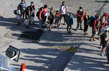 Άνθρωποι με μάσκα στο λιμάνι του Πειραιά 