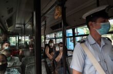 Άνθρωποι με μάσκα σε λεωφορείο