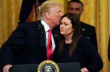 O Ντόναλντ Τραμπ και η πρώην εκπρόσωπός του, Σάρα Σάντερς