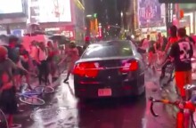 Αυτοκίνητο πέφτει πάνω σε διαδηλωτές