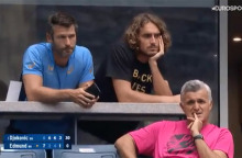 O Στέφανος Τσιτσιπάς μπλούζα του κινήματος «Black Lives Matter»