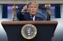 Παρέλαση υποστήριξης προς τον πρόεδρο Τραμπ επιχείρησαν οπαδοί του στο Τέξας, καταλήγοντας στον βυθό λίμνης λόγω κακοκαιρίας.