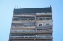 Άνδρας σκαρφαλωμένος στον 12ο όροφο πολυκατοικίας στη Θεσσαλονίκη απειλεί να αυτοκτονήσει, εάν δεν ικανοποιηθούν τα αιτήματά του. 