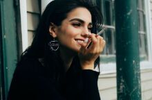 Κοπέλα καπνίζει 