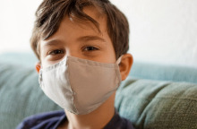 Παιδί που φοράει μάσκα