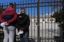 Παιδιά με μάσκα έξω από το σχολείο 