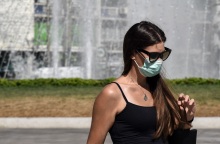 Νεαρή κοπέλα με μάσκα στο κέντρο της Αθήνας