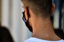 Μαθητής με μάσκα 