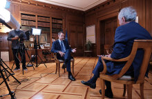 Ο Κυριάκος Μητσοτάκης σε διαδικτυακή συζήτηση με τον τον εκτελεστικό διευθυντή του Economist, Daniel Franklin