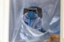 Γιατρός στην Ινδία με προστατευτική στολή για τον κορωνοϊό - Δεύτερη η χώρα παγκοσμίως σε θανάτους ασθενών από Covid-19