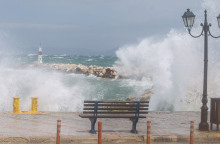 ΙΣΧΥΡΟΙ ΑΝΕΜΟΙ ΣΤΟ ΑΙΓΑΙΟ - ΑΠΑΓΟΡΕΥΤΙΚΟ ΑΠΟΠΛΟΥ ΑΠΟ ΤΟ ΛΙΜΑΝΙ ΤΗΣ ΡΑΦΗΝΑΣ