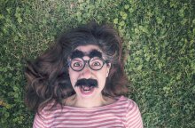 Μεταμφιεσμένη γυναίκα που κάνει γκριμάτσα 