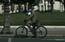 Πολίτης με ποδήλατο και μάσκα στο Παρίσι 