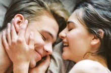 Άντρας και γυναίκα ξαπλωμένοι αγκαλιά