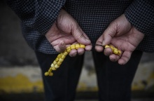 Συνταξιούχος με κομπολόι 