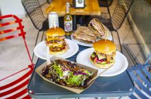 Ο Μπούφαλος, το μπεργκεράδικο πάνω στην πλατεία Αγίου Γεωργίου είναι γεμάτο νοστιμιές