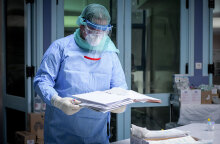 Γιατρός με προστατευτική στολή για τον κορωνοϊό στη ΜΕΘ νοσοκομείου αναφοράς Covid-19