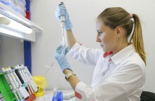 Επιστήμονας σε ρωσικό επιδημιολογικό εργαστήριο για τη δοκιμή εμβολίου κατά του κορωνοϊού