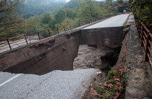 «Κόπηκε» γέφυρα στην Καρδίτσα μετά την κακοκαιρία «Ιανός»