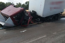 Το φορτηγό που ενεπλάκη σε τροχαίο στη Θήβα - Συγκρούστηκε μετωπικά με ΙΧ με αποτέλεσμα να χάσει τη ζωή του ο οδηγός του αυτοκινήτου