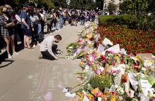 Λουλούδια έξω από το Ανώτατο Δικαστήριο στην Ουάσινγκτον