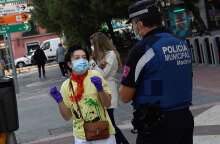 Αστυνομικός στη Μαδρίτη συνομιλεί με κάτοικο της πρωτεύουσας - Σε ισχύ τα νέα έκτακτα περιοριστικά μέτρα για τον κορωνοϊό