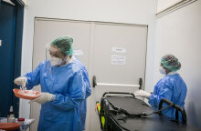 Εργαζόμενοι στην Εντατική του νοσοκομείου «Σωτηρία» - Με προστατευτικό εξοπλισμό για τον κορωνοϊό